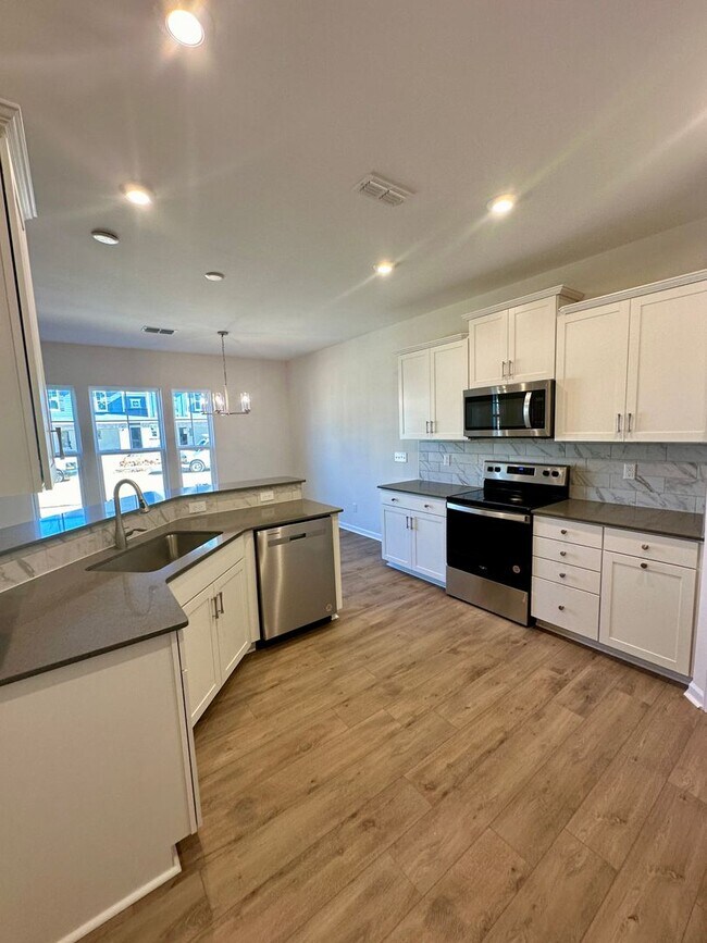 Building Photo - Beautiful 3BR/2.5BA Townhouse in Odell Corners