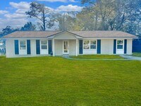 Building Photo - Beautiful white brick ranch styled home off White Bluff in Savannah, Ga!