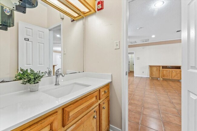 Building Photo - 10 Lowery Ln