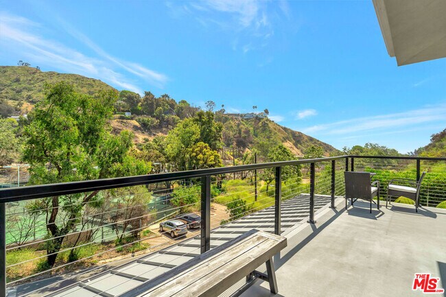 Building Photo - 3859 Rambla Pacifico St