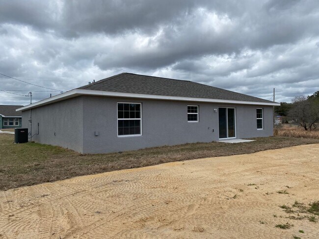 Building Photo - Custom Home - Desirable SE Ocala Neighborhood 3/2/2 **Won't Last**