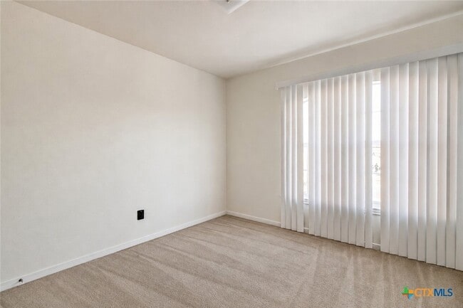 Building Photo - 102 E Robin Ln