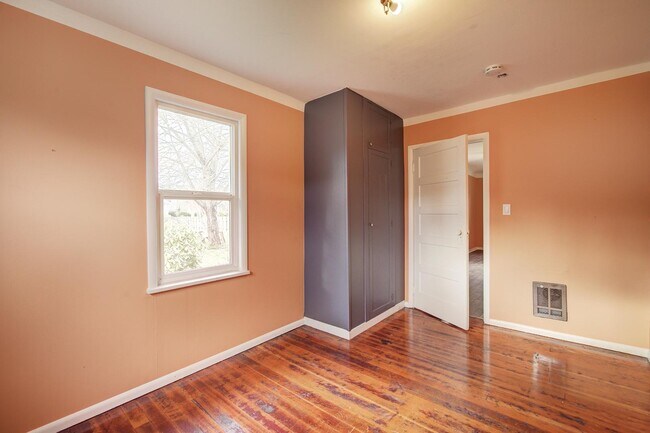 Building Photo - 2125 Cedar St