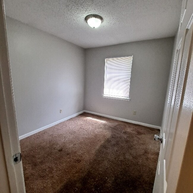 Building Photo - 3286 Sandy Springs Dr