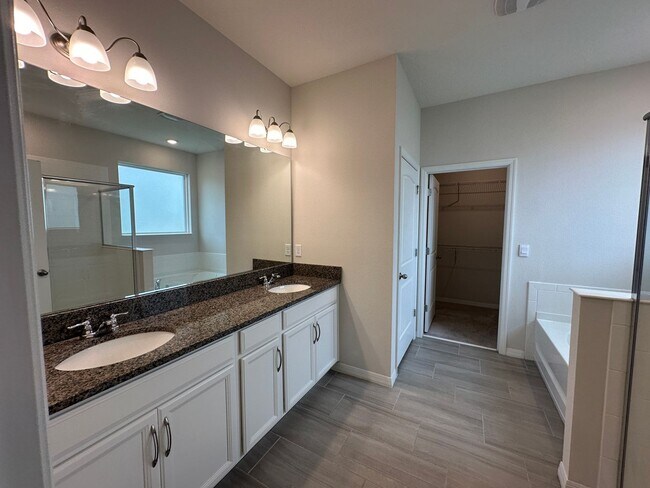 Building Photo - 4 Bedrooms/3 Baths/3 Car Garage House in L...