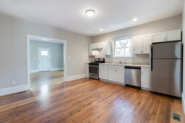 Building Photo - 915 Exum St