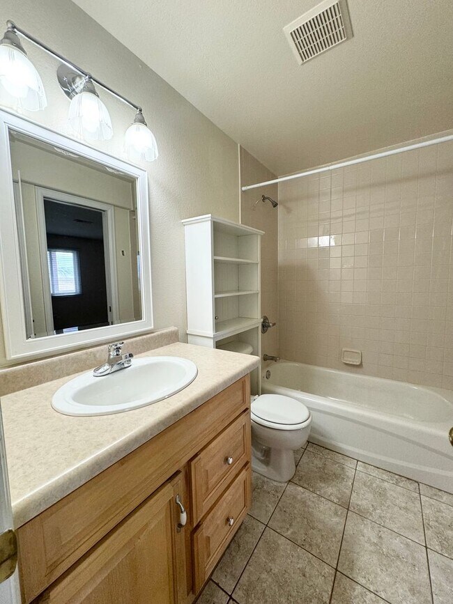 Building Photo - Stunning 4 Bedroom, 3.5 Bath with 3 car attached garage Home in Paragon Estates in Fort Collins, CO