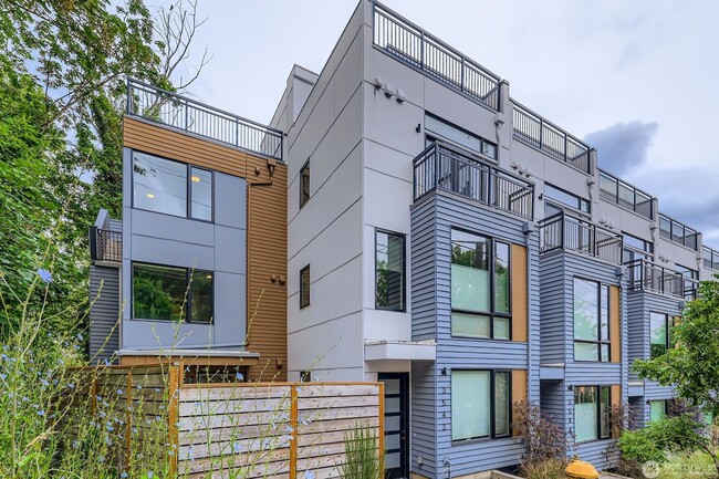 Primary Photo - Spacious end-unit 3 bed townhome near Seat...