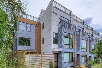 Building Photo - Spacious end-unit 3 bed townhome near Seat...