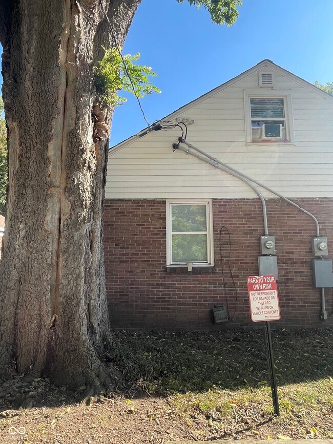 Building Photo - 615 N Tibbs Ave