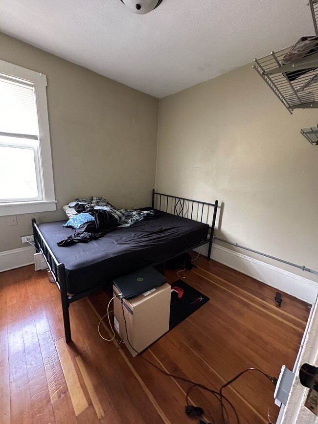 Building Photo - FREE OF SECURITY DEPOSITS 3 bed 1 bath clo...