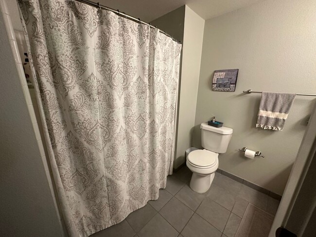 Building Photo - Executive 1 Bedroom Apartment right off 16th St. Mall - All Utilities Included!