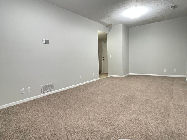 Building Photo - Comfortable 3-Bedroom Home in Desirable Millard West Area - $2,095
