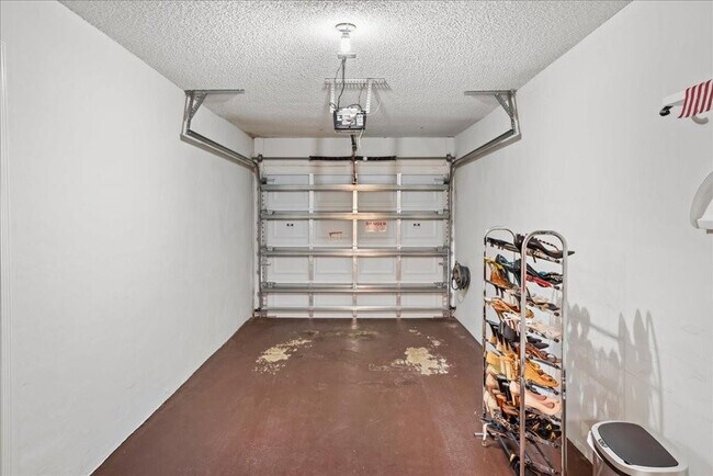 Building Photo - 5670 Coach House Cir