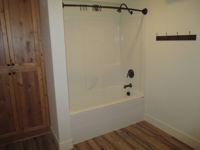 Building Photo - Beautiful Three Bedroom Duplex in South Salem