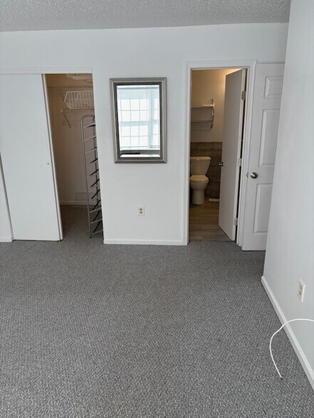 Primary bedroom. Walk in-closet. - 931 Edpas Rd