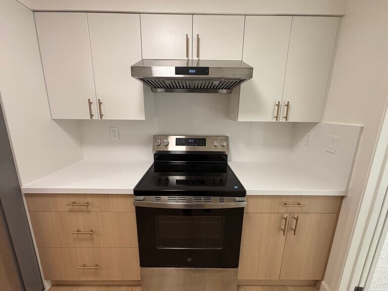 Kitchen Stove - 230 W 5th Ave