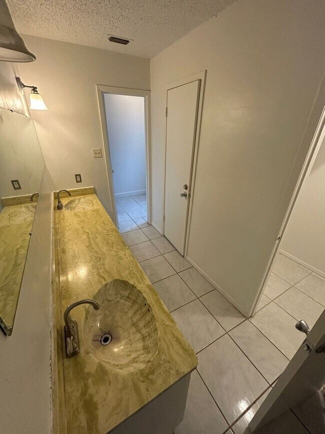 Building Photo - 1006 Holly Hill Ct