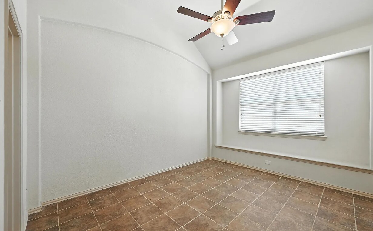 Building Photo - Room in House on Smoke Tree Dr