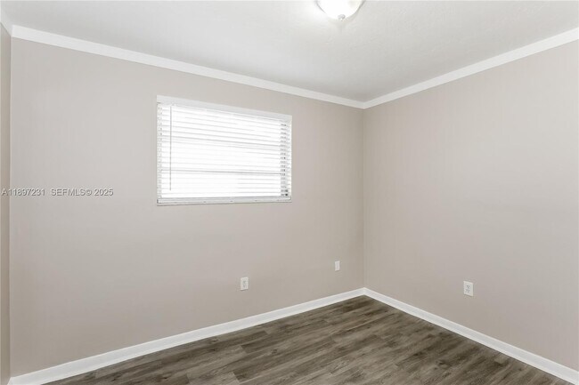 Building Photo - 381 NE 164th St