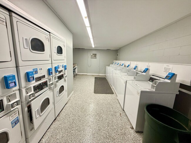 Building Photo - Walkable Green Hills Condo- 2 Bed 1.5 Bath $2000/mo