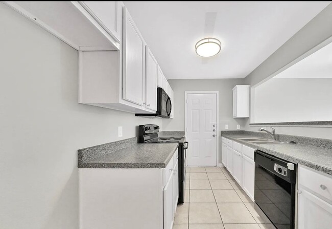Building Photo - Spacious home for rent.