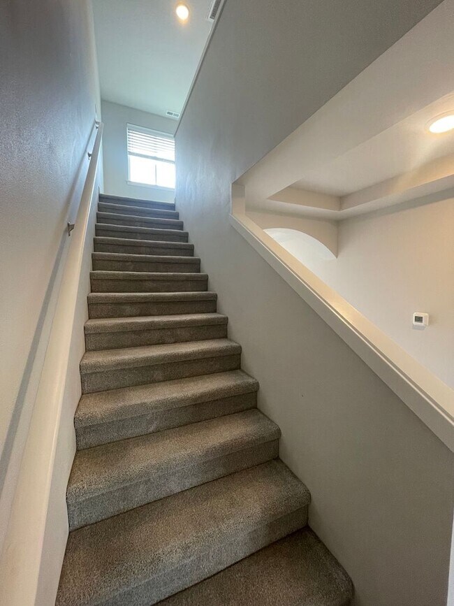 Building Photo - ** MOVE IN SPECIAL!** Must See in NE Albany!