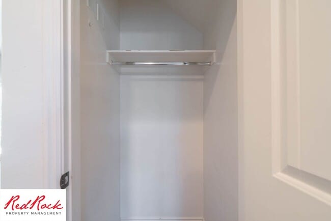 Building Photo - 3 Bedroom & 2.5 Bathroom & Dog Friendly!