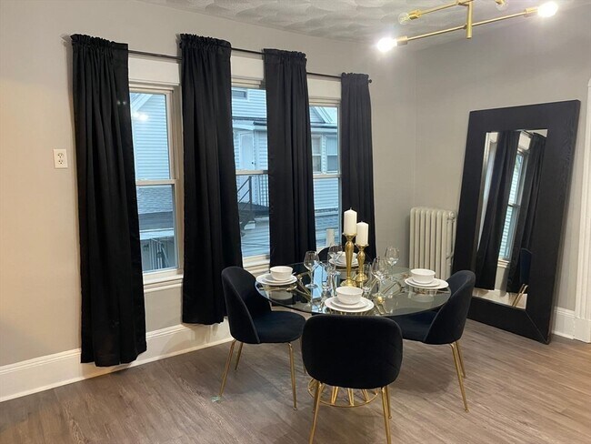 Building Photo - 9 Henry St