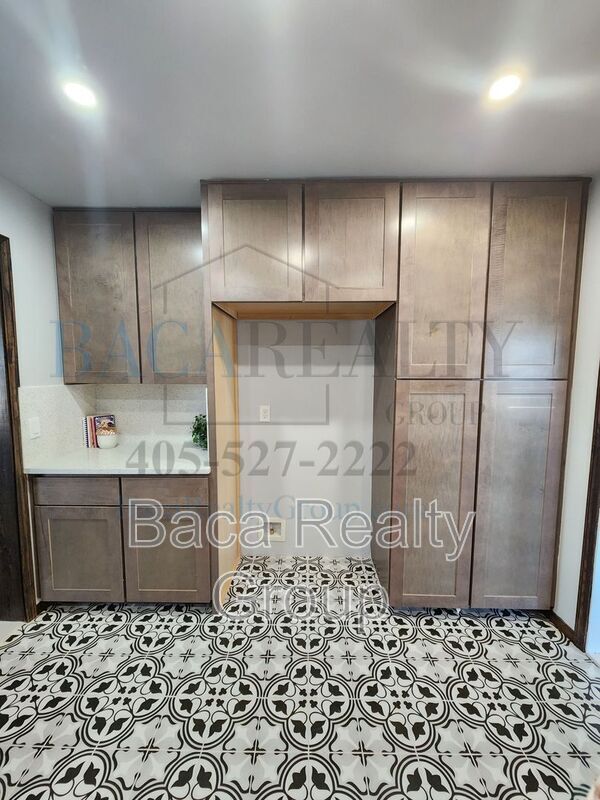 Building Photo - 630 S Lester Ln