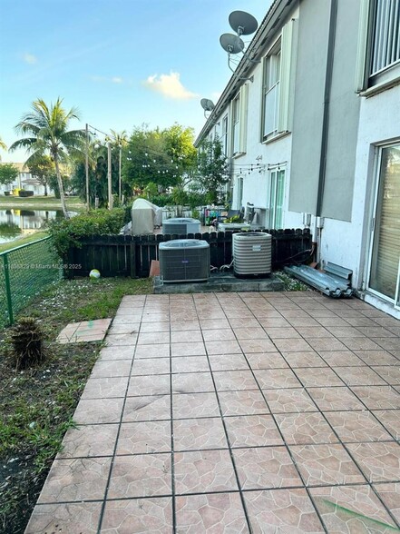 Building Photo - 5725 NW 109th Ave