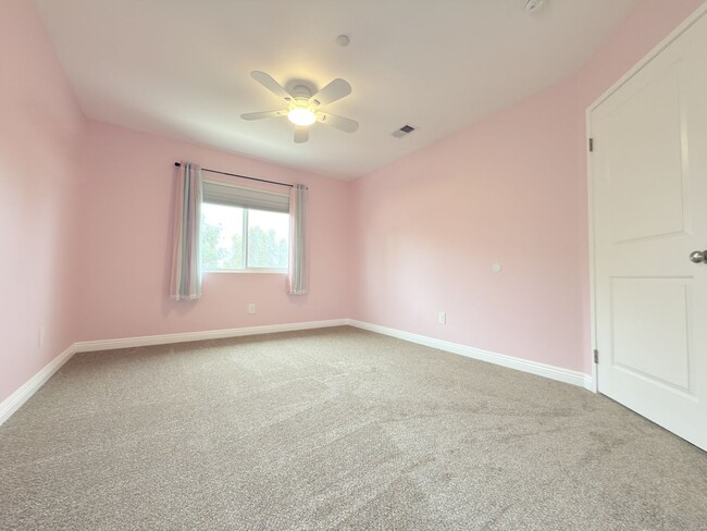 Building Photo - Spacious 4-Bedroom Home in Private Sylmar ...