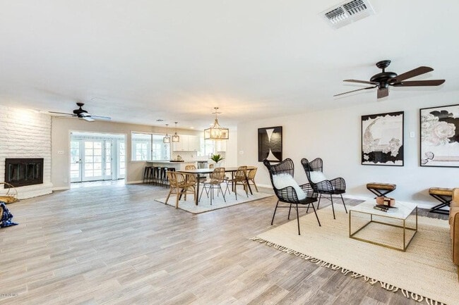 Building Photo - 2218 E Cactus Wren Dr