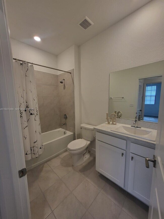 Building Photo - 1137 SW 6th Ct