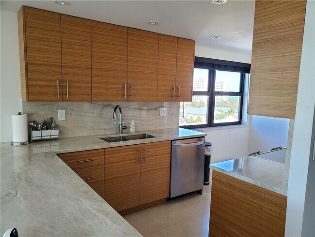 Building Photo - 1401 N Riverside Dr