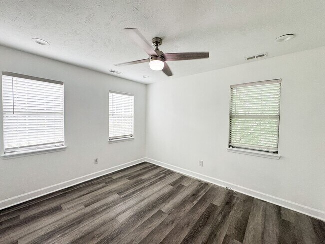 Building Photo - Conveniently Located 3 Bed 2.5 Bath Home i...