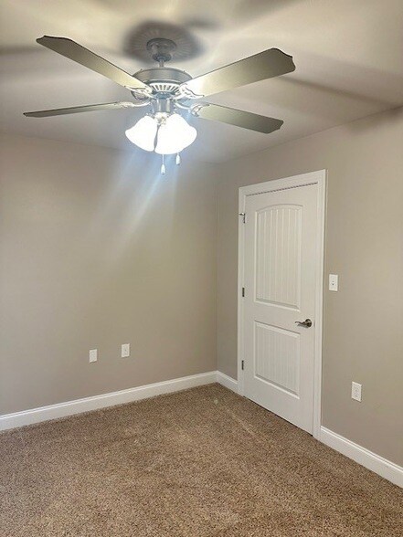 Building Photo - 112 NE Bellingham Dr