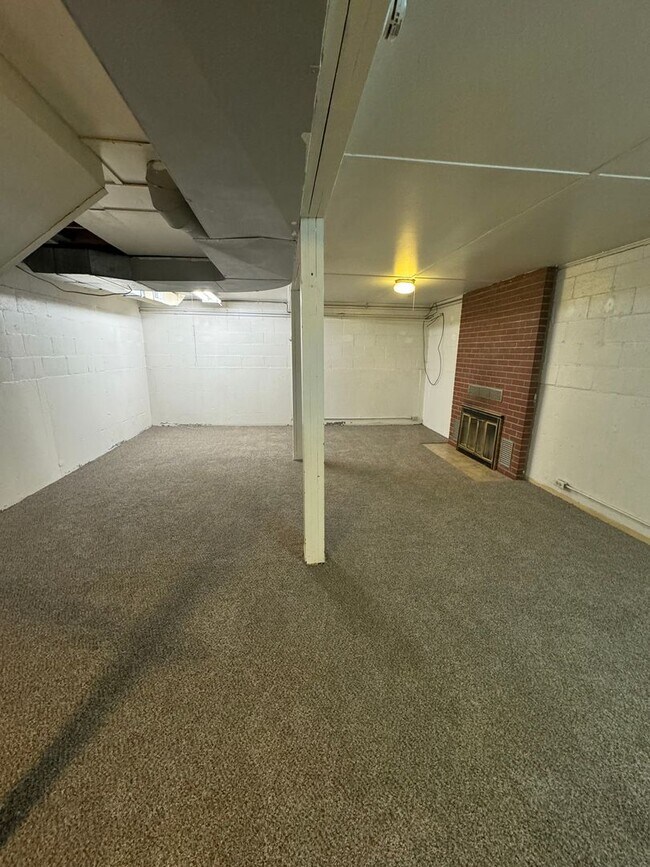 Building Photo - 2.5 Miles (6 minutes or less) to Oregon Tech and Sky Lakes Medical Center!  Perfect setup for Roo...