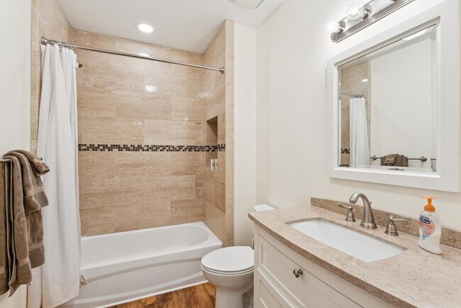 Building Photo - 716 Oak Point