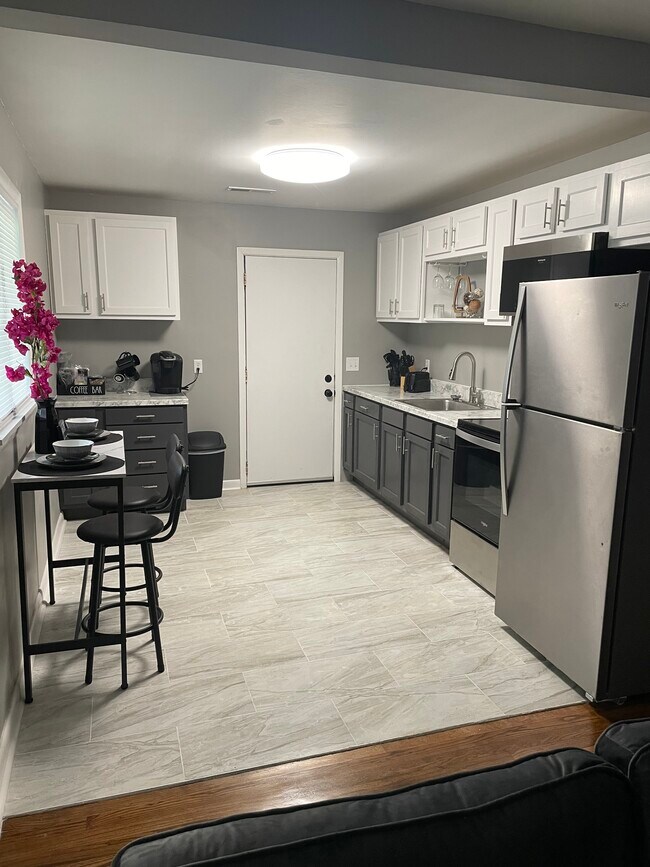 Building Photo - 2607 E 5th St