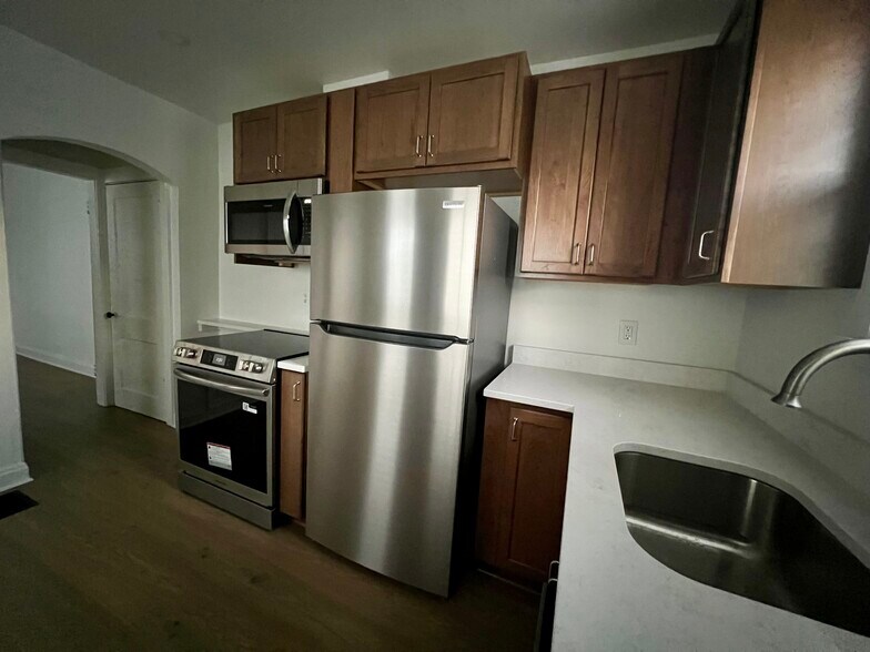 Kitchen - 897 Thomas Rd