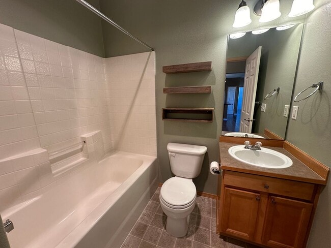 Building Photo - DuPont 2 bedroom 2 bath townhome