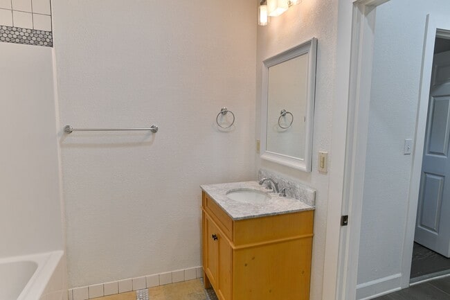 Building Photo - 4 Bedroom Single Family Home on Susquehann...