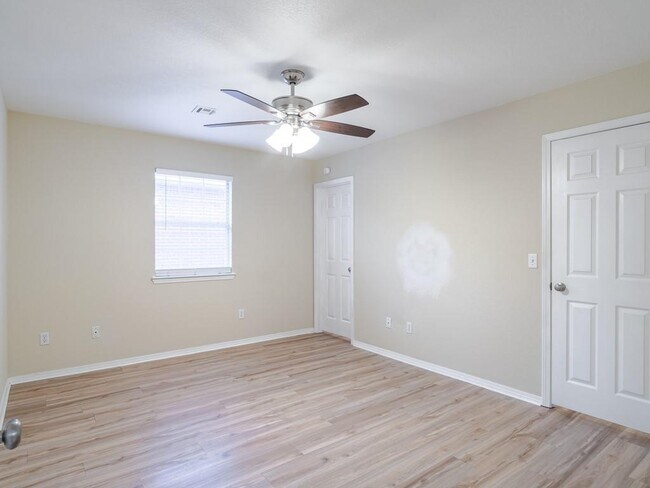 Building Photo - 13 Holly Dr