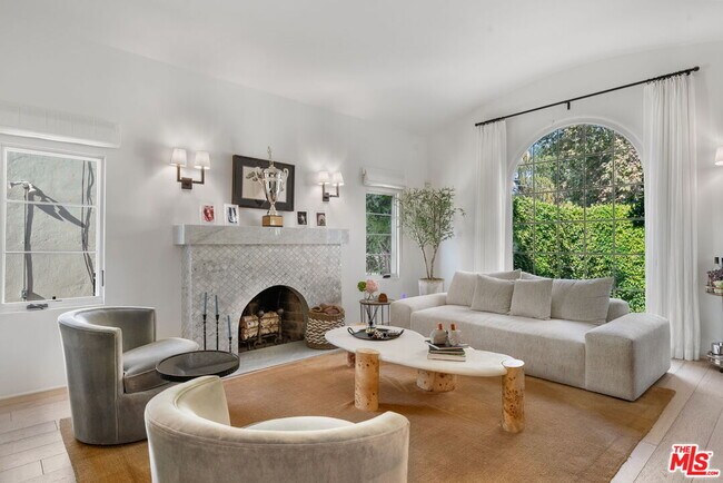 Primary Photo - 441 Flores St