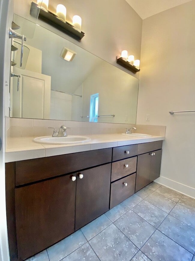 Building Photo - 3Bd/2.5Ba Seattle Townhouse