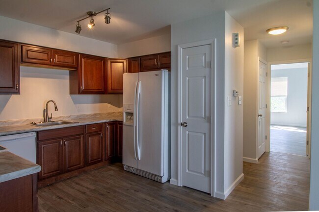 Building Photo - This conveniently located townhome is read...