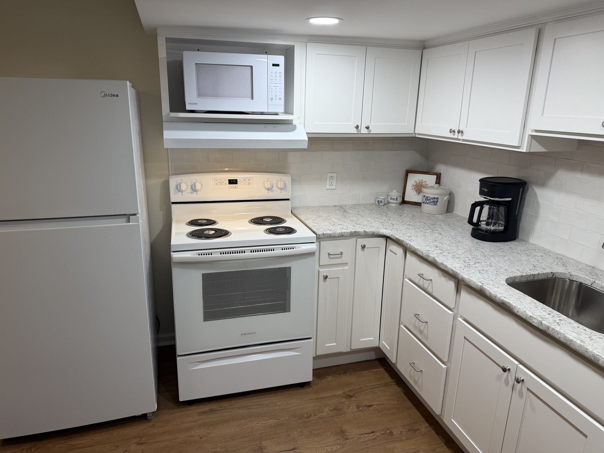Kitchen - 104 W Hembree St