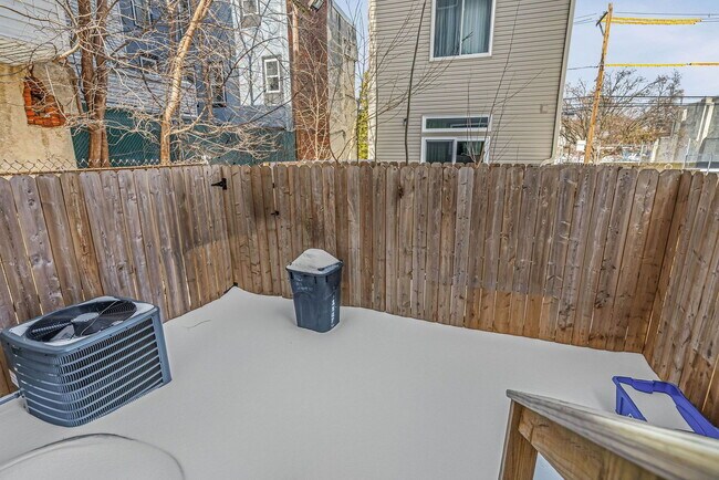 Building Photo - 1645 W Cabot St