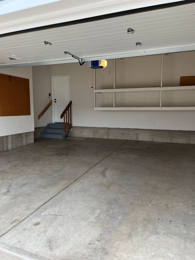 Building Photo - Beautifully Updated single-level duplex in...